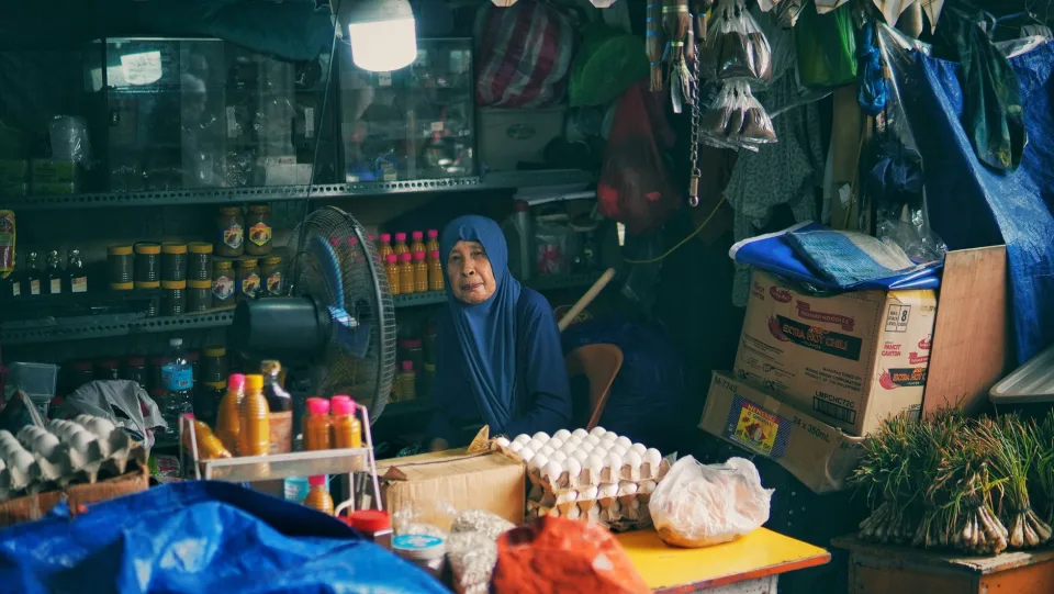 Xe giao hàng trong khu